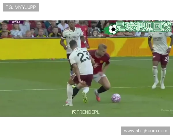 双手接球犯规？看搞笑足球赛场上的另类瞬间